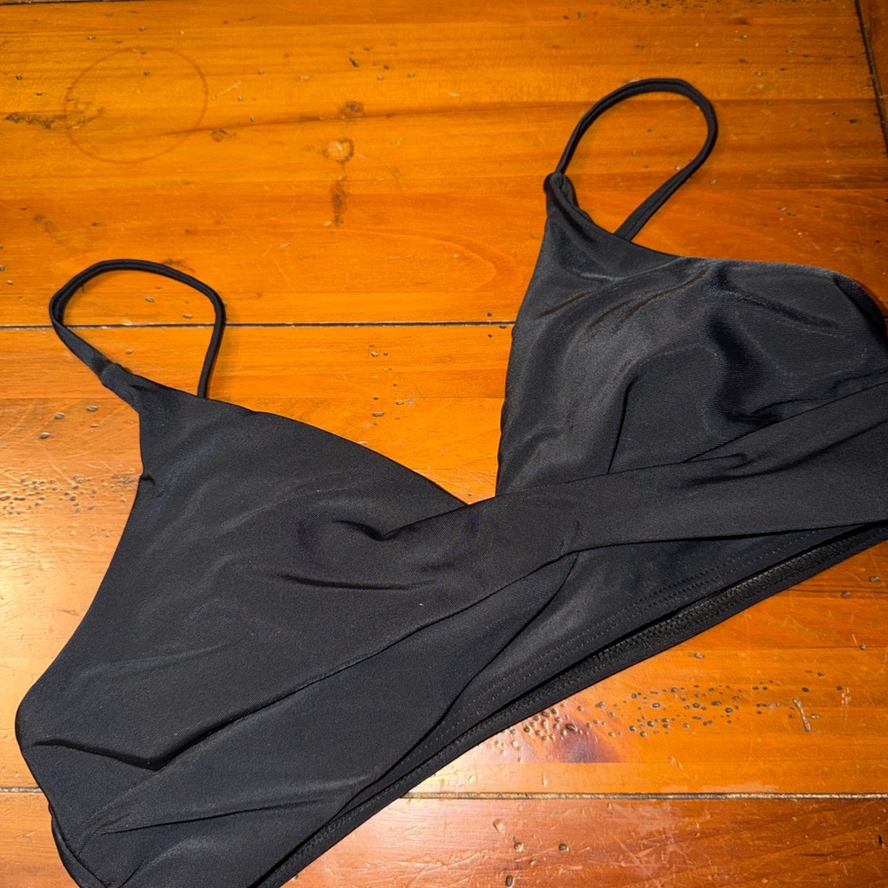 NEW NWOT Black MEDIUM Women's BIKINI TOP. removable pads. MUST BE BUNDLED